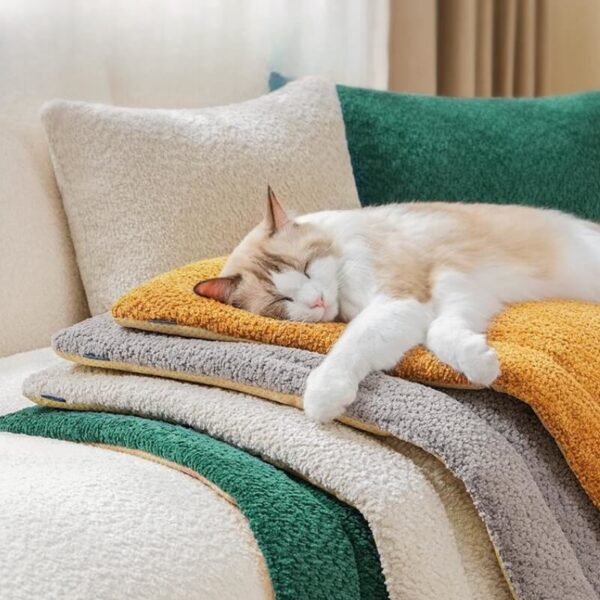 Warm Comfortable Non-slip Plush Pet Mat - Image 2